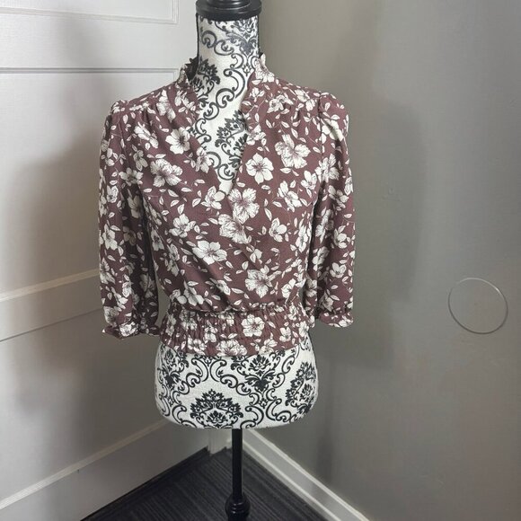 Monteau brown and white floral v-neck crop top with 1/2 sleeves - Picture 1 of 8
